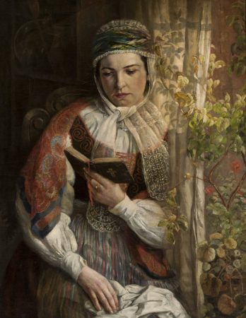kobieta w stroju ludowym czytająca książkę