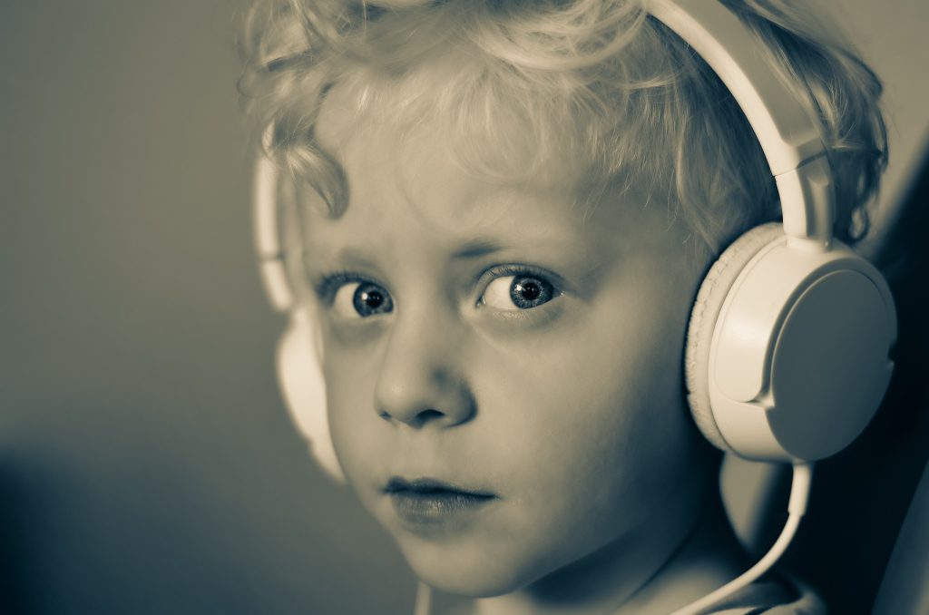 dziecko muzykuje