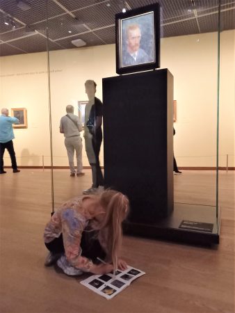 dziecko w muzeum